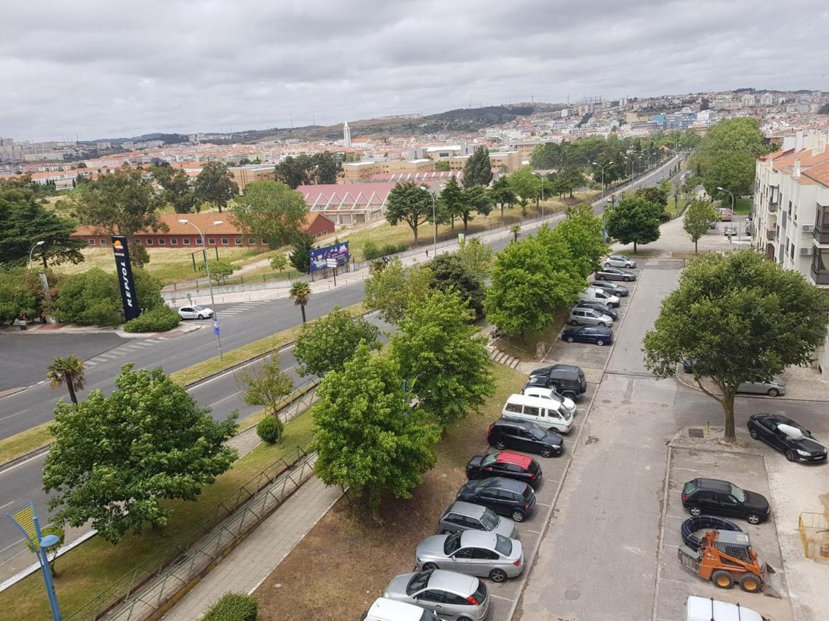 Ferienwohnung Enjoy Lisbon Cascais Sintra 1200 Metres To Metro Blue Line Sintra Rail Line Free Parking Amadora Exterior foto