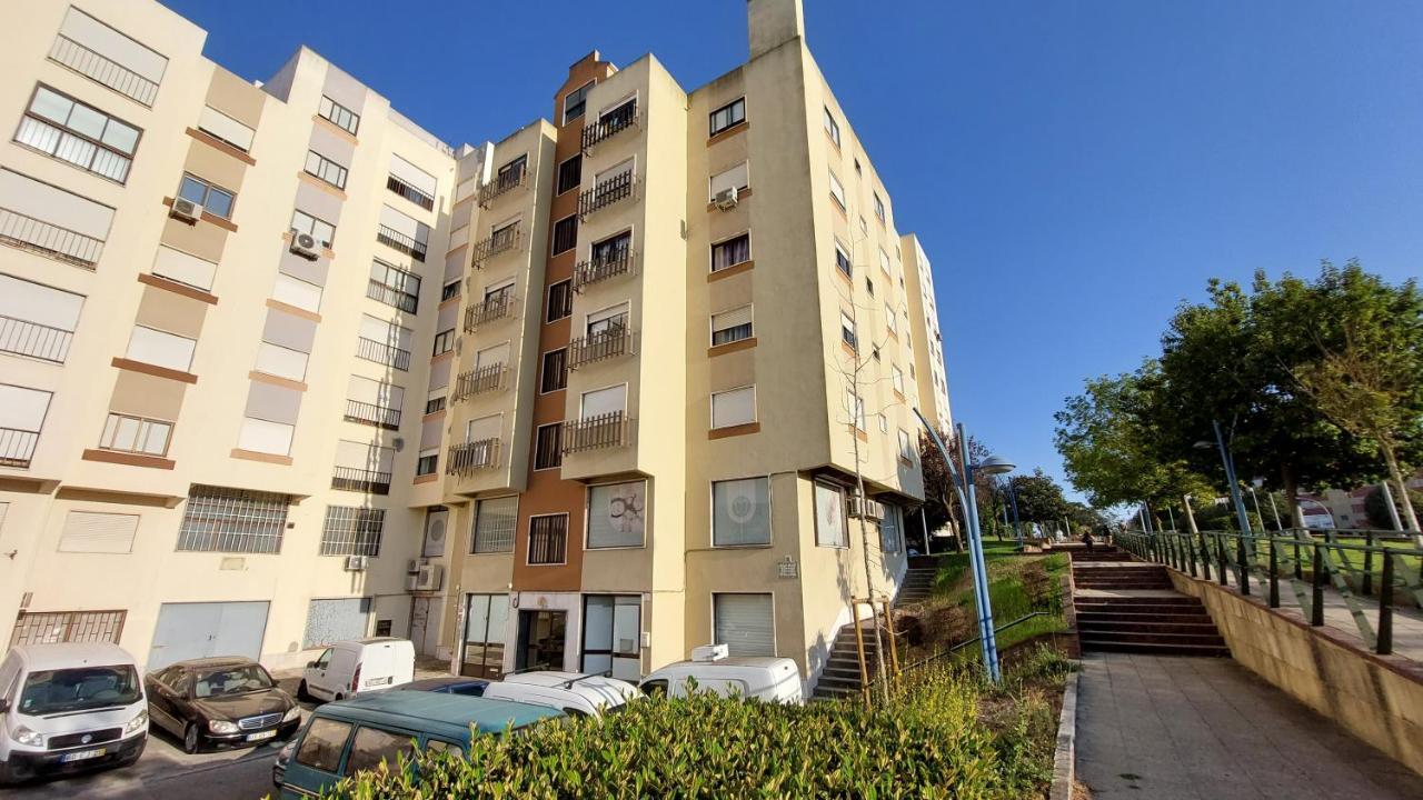 Ferienwohnung Enjoy Lisbon Cascais Sintra 1200 Metres To Metro Blue Line Sintra Rail Line Free Parking Amadora Exterior foto